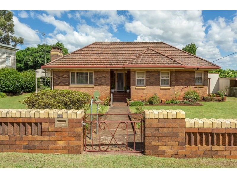 62 Geoffrey Street, Mount Lofty QLD 4350