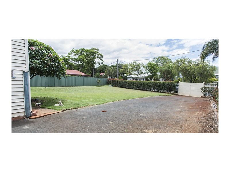 1 Anzac Avenue, Newtown QLD 4350
