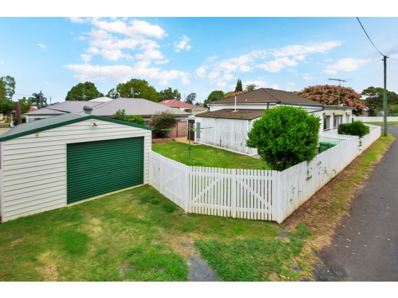 1 Albert Street, Newtown QLD 4350