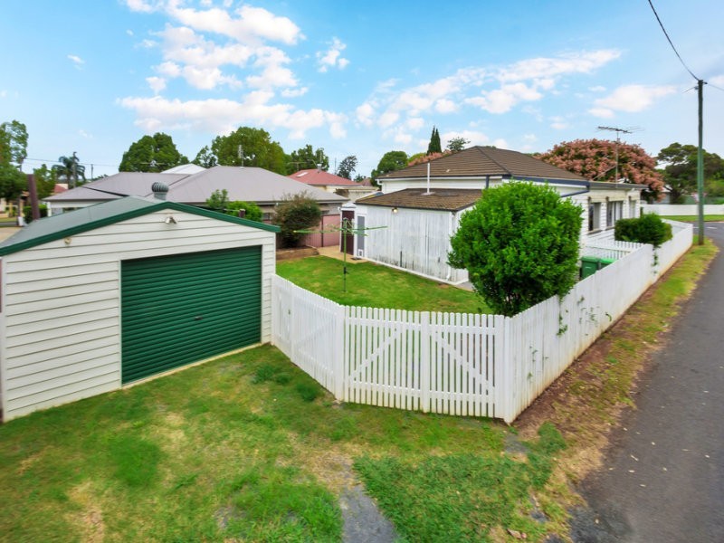 1 Albert Street, Newtown QLD 4350