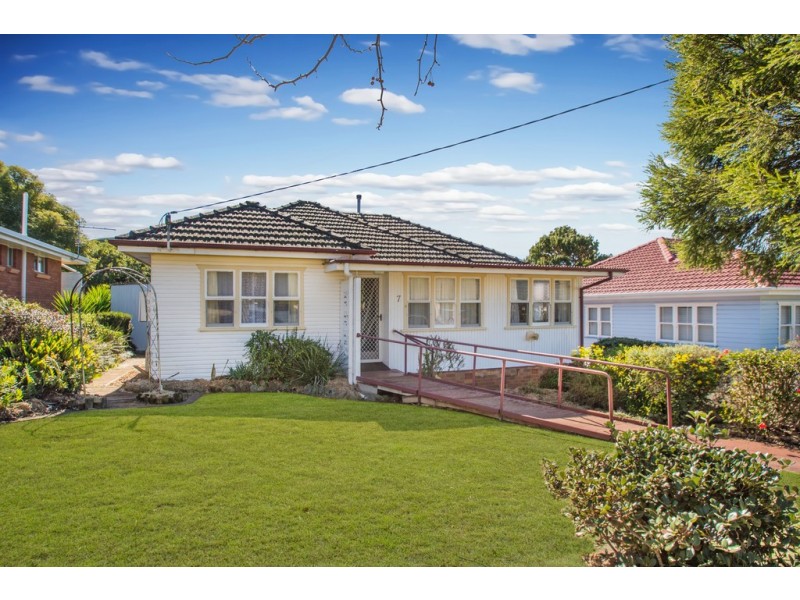 7 Norah Street, Centenary Heights QLD 4350