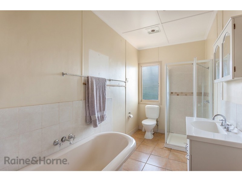 4 Perry Street, Harlaxton QLD 4350