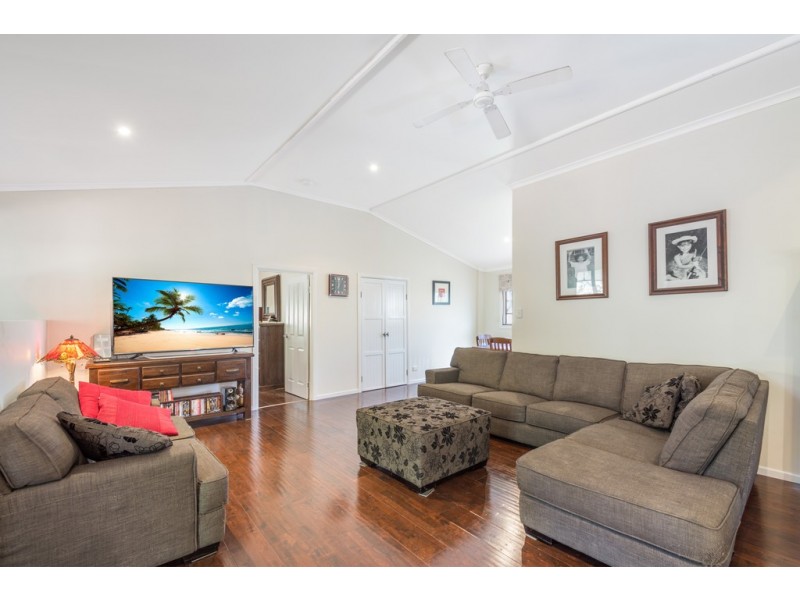 18 Clive Crescent, Withcott QLD 4352