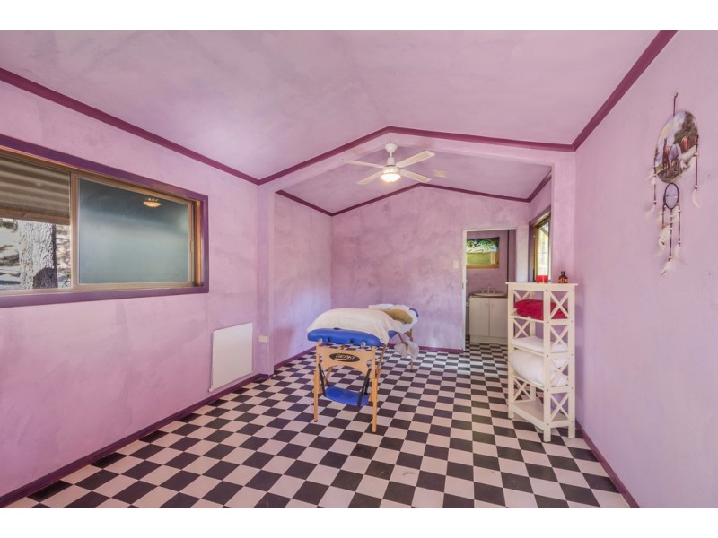 18 Clive Crescent, Withcott QLD 4352