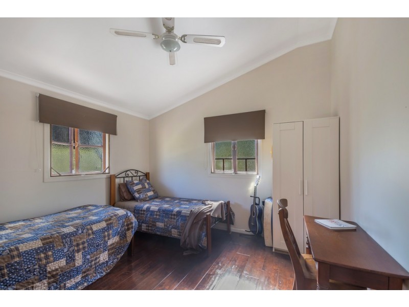 18 Clive Crescent, Withcott QLD 4352