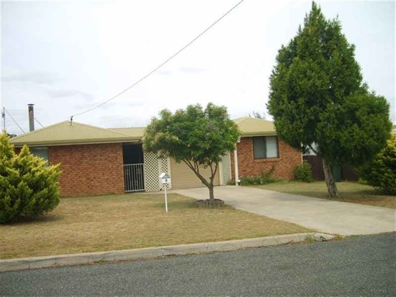 4 Gilbert Cres, Warwick QLD 4370