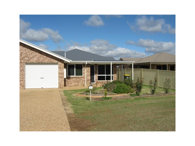 2/5 Hans Borgar Crt, Warwick QLD 4370