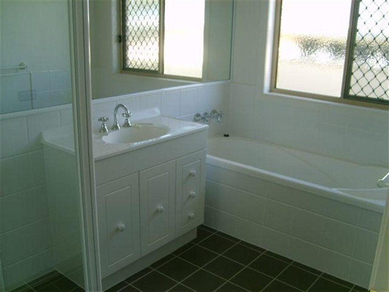 1/8 PEREGRINE CRT, Warwick QLD 4370