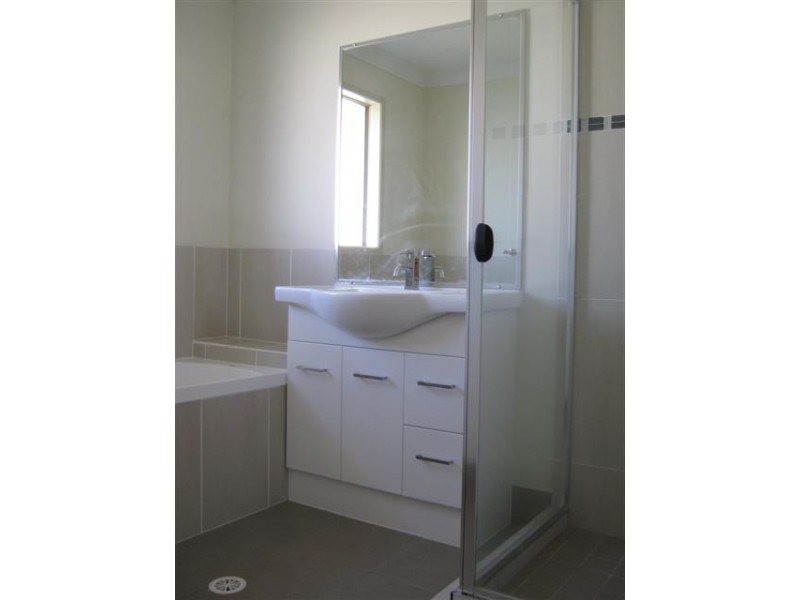 UNIT 2 /3 COULSELL ST, Warwick QLD 4370