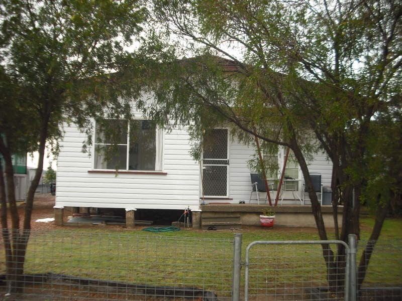 4 Moore Street, Dirranbandi QLD 4486