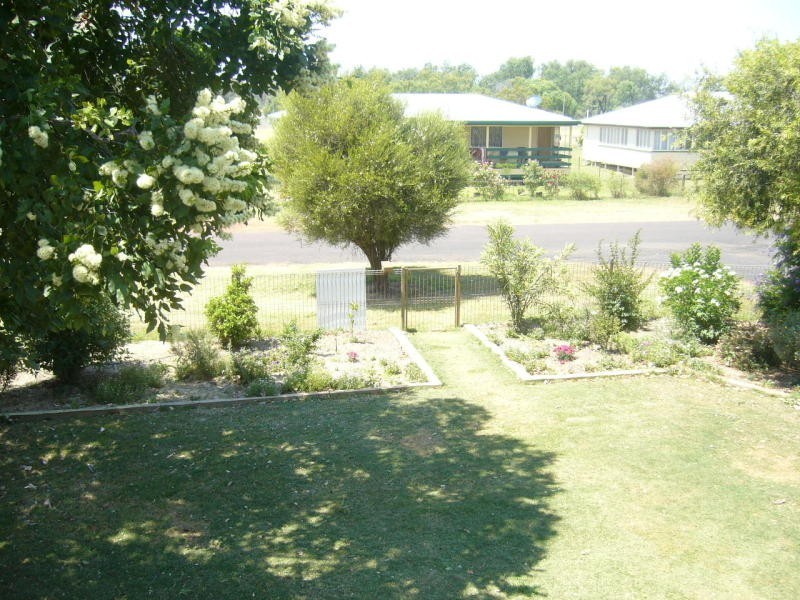 9 Wattle Drive, St George QLD 4487