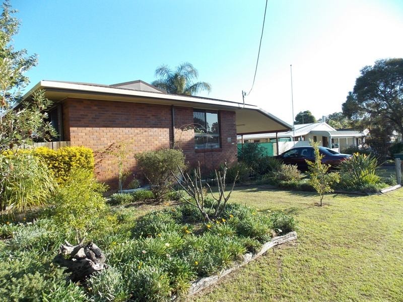 8 Birdie Street, Nanango QLD 4615