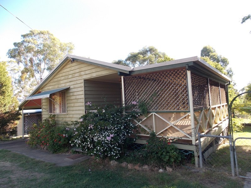 5 Hunter Street, Nanango QLD 4615