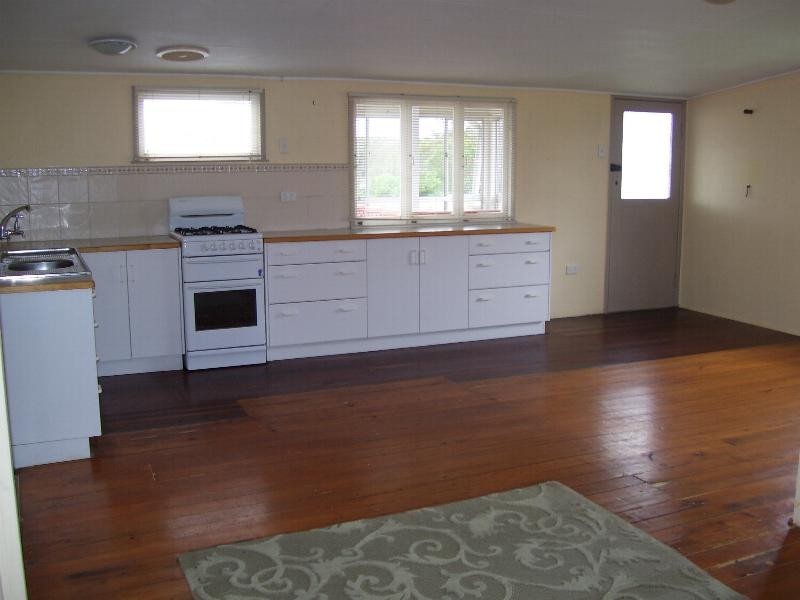 10 Corbett Street, Nanango QLD 4615