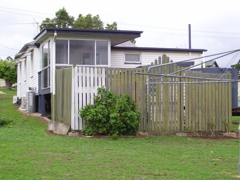 10 Corbett Street, Nanango QLD 4615