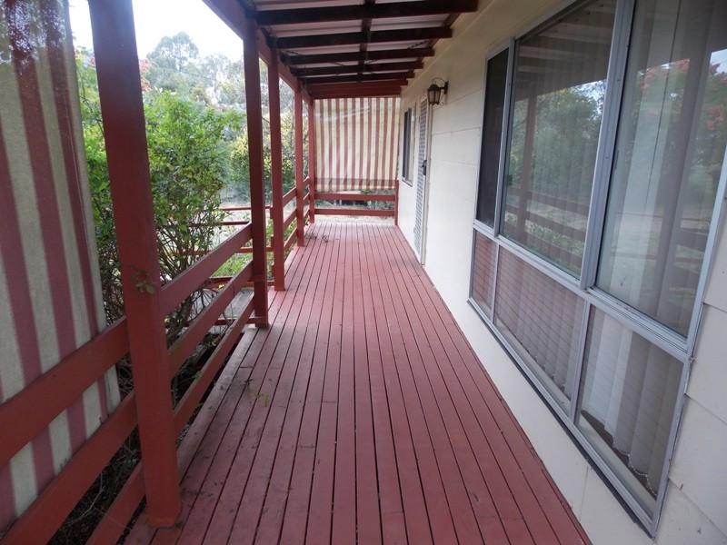 22 DEAKIN CRESCENT, Nanango QLD 4615