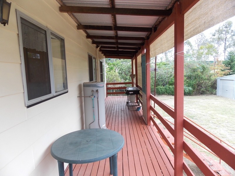 22 DEAKIN CRESCENT, Nanango QLD 4615