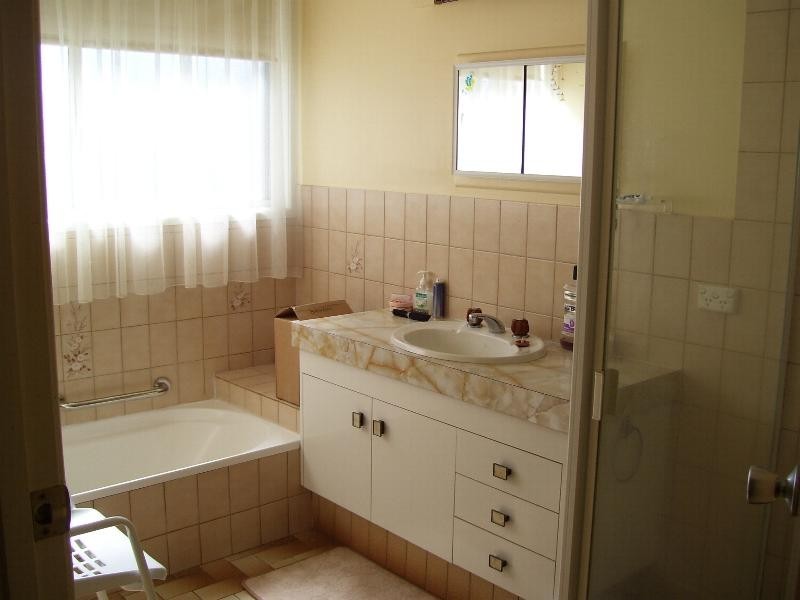 12 Lee Court, Nanango QLD 4615