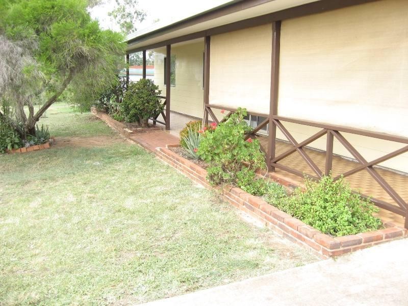13 Deakin Crescent, Nanango QLD 4615