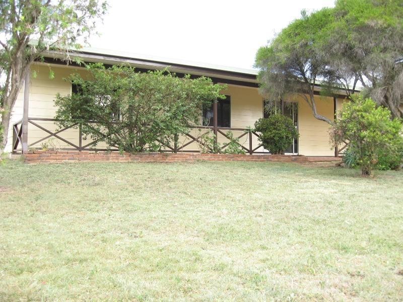 13 Deakin Crescent, Nanango QLD 4615