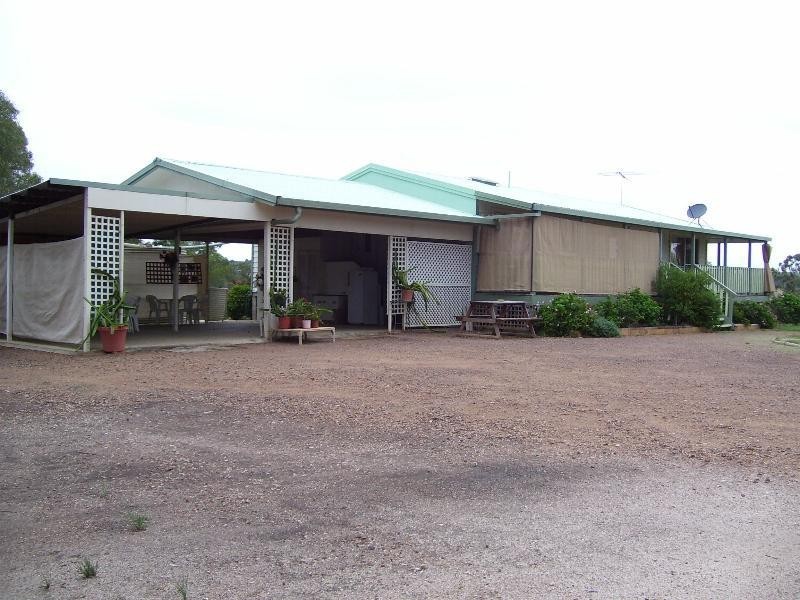 11 Weeronga Place, South Nanango QLD 4615