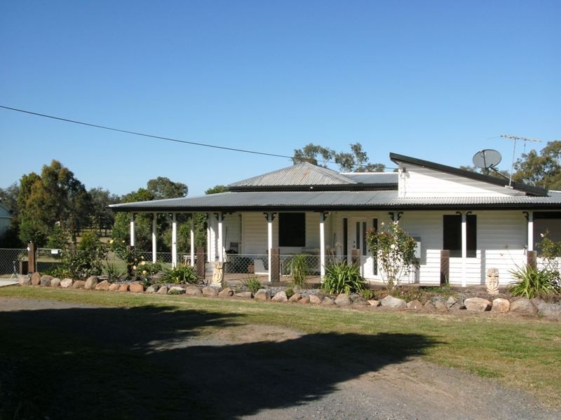 37 Arthur St West, Nanango QLD 4615