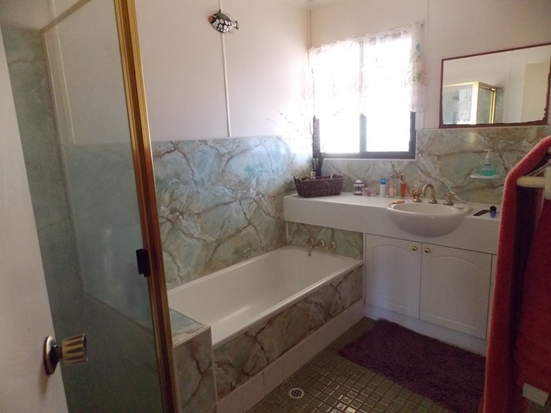 5 Deakin Crescent, Nanango QLD 4615