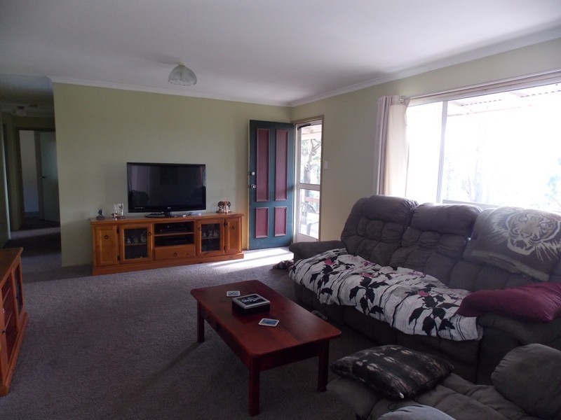 16 Hicken Way, Nanango QLD 4615