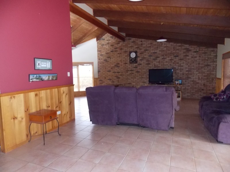 96 Hicken Way, Nanango QLD 4615