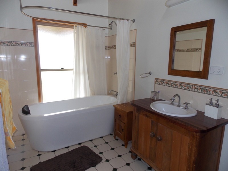 96 Hicken Way, Nanango QLD 4615