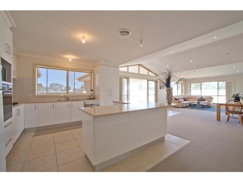 20 Hatton Drive, Yass NSW 2582