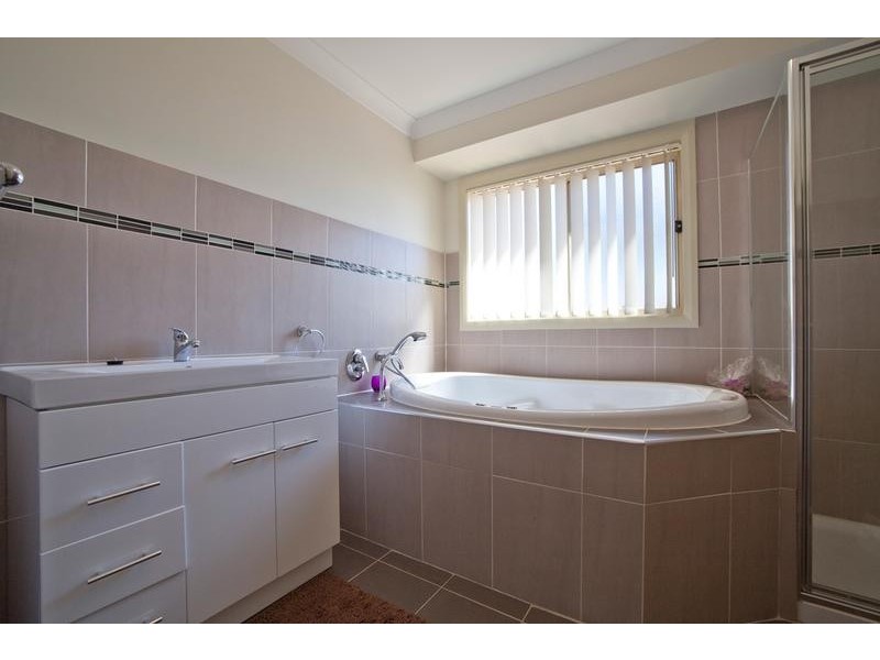 20 Hatton Drive, Yass NSW 2582