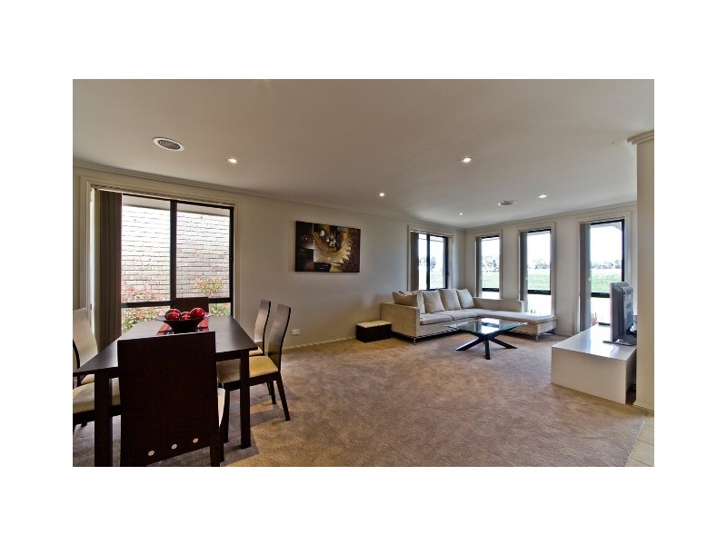 8 Dorothy Green Crescent, Franklin ACT 2913