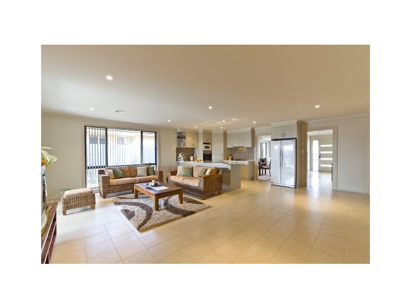 8 Dorothy Green Crescent, Franklin ACT 2913