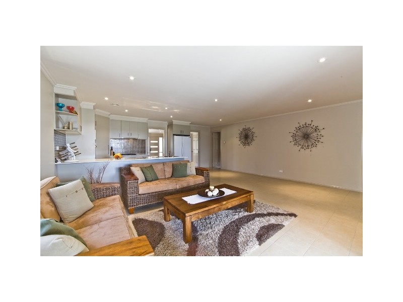 8 Dorothy Green Crescent, Franklin ACT 2913