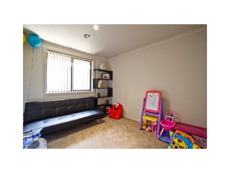 8 Dorothy Green Crescent, Franklin ACT 2913