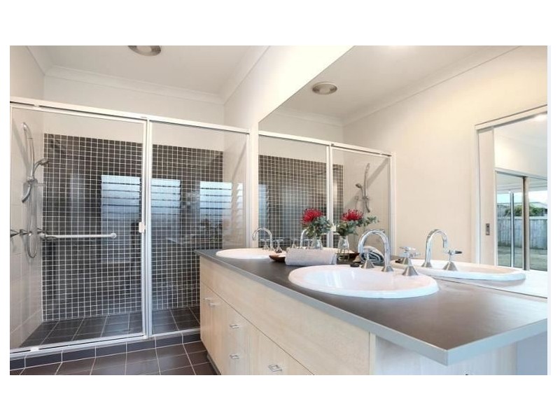 15 Mossvale Drive, Wakerley QLD 4154