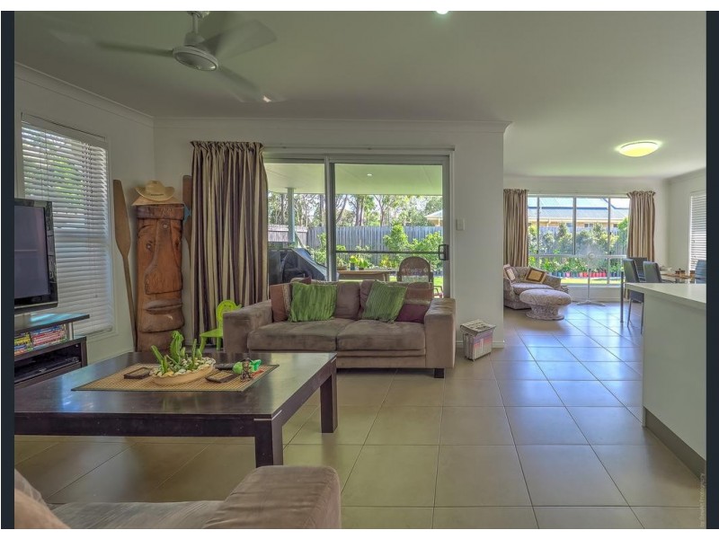 15 Daintree Drive, Urangan QLD 4655