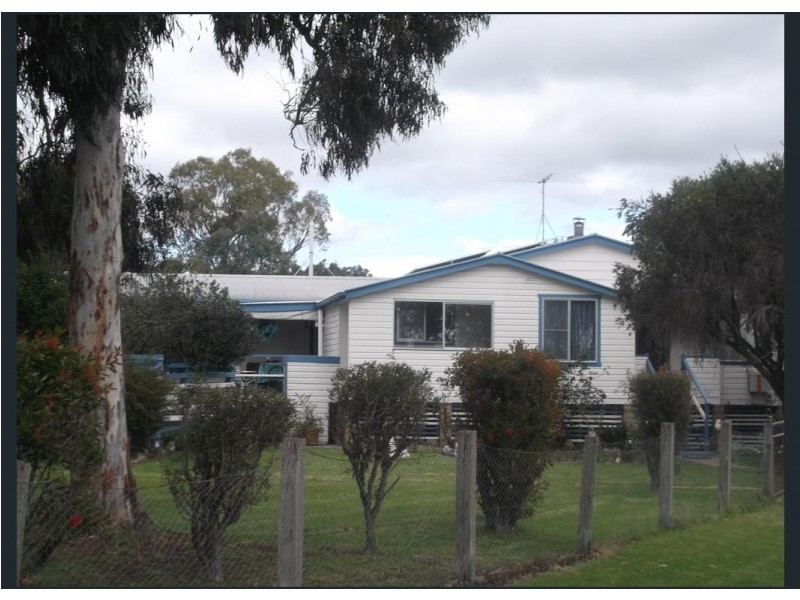 61 Woodlawn Street, Wallangarra QLD 4383