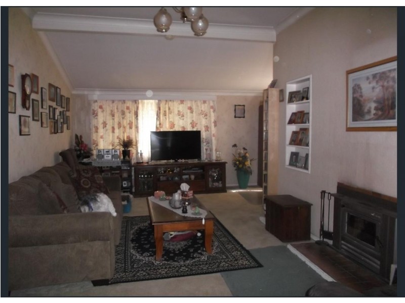 61 Woodlawn Street, Wallangarra QLD 4383