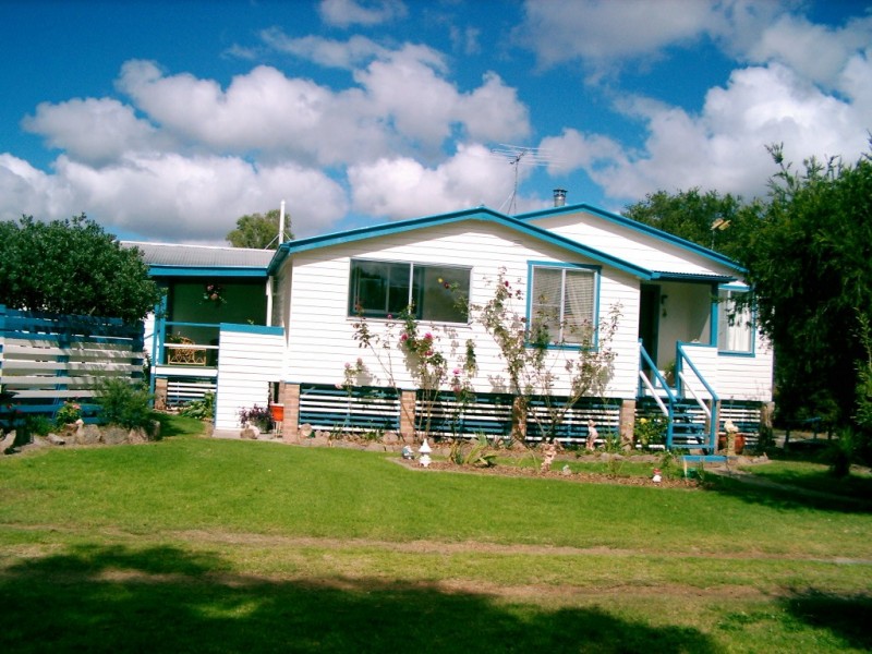 61 Woodlawn Street, Wallangarra QLD 4383