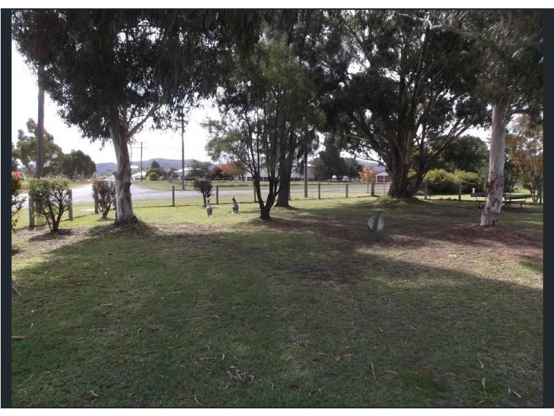 61 Woodlawn Street, Wallangarra QLD 4383