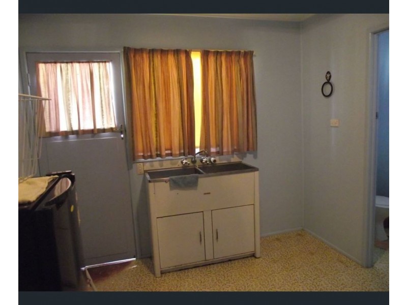 17 Hutton Street, Taroom QLD 4420