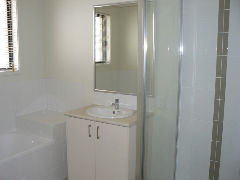 17 Hallvard Crescent, Augustine Heights QLD 4300