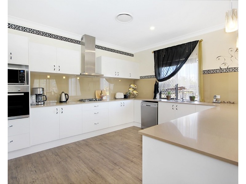 27 Lake Breeze Drive, Windaroo QLD 4207