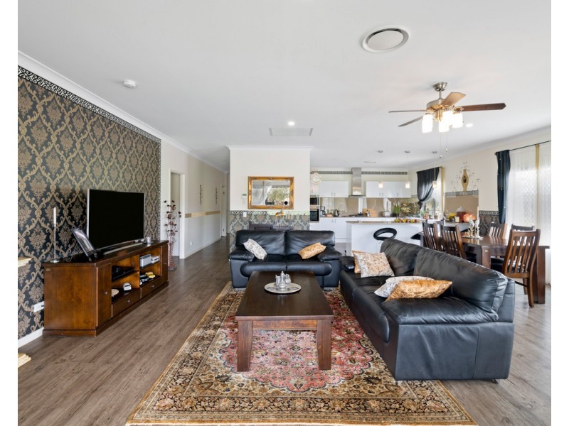 27 Lake Breeze Drive, Windaroo QLD 4207