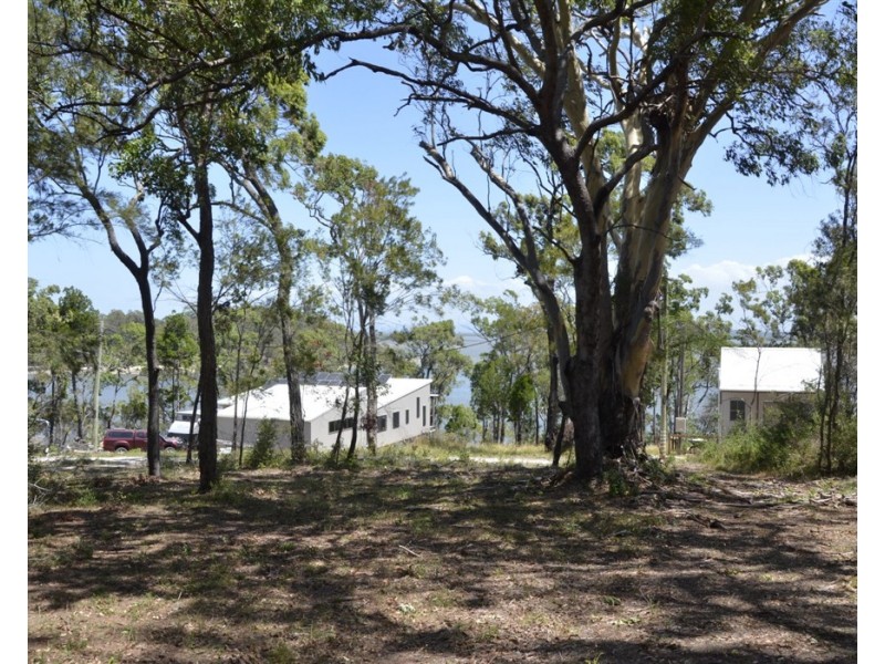 4 Cliff Terrace, Macleay Island QLD 4184