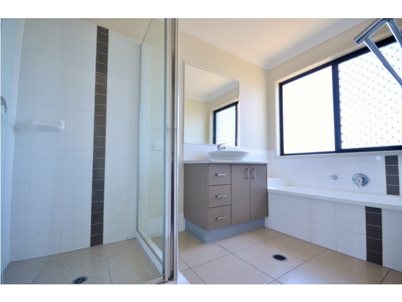 9 Zoe Place, Hillcrest QLD 4118