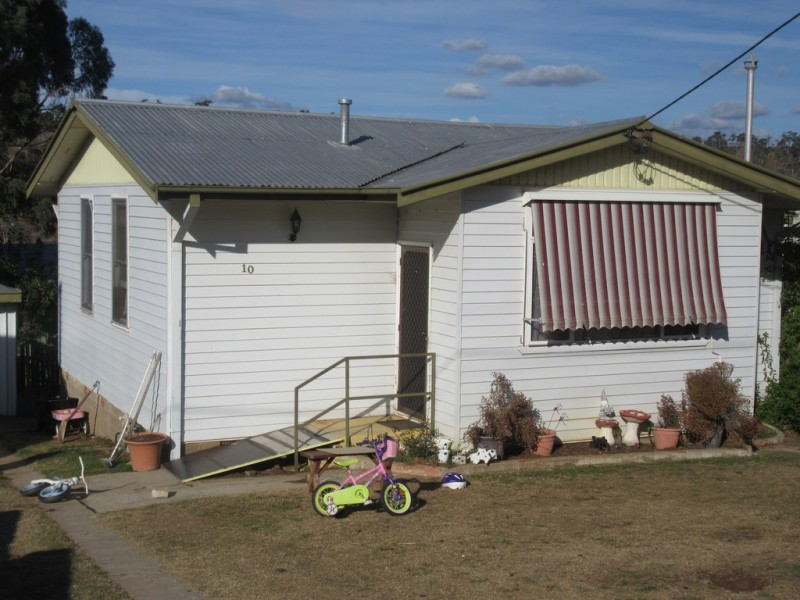 10 NORMAN DYKES AVENUE, Cooma NSW 2630