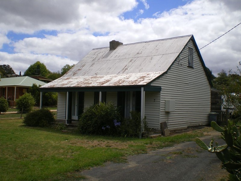 7 High St, Bombala NSW 2632